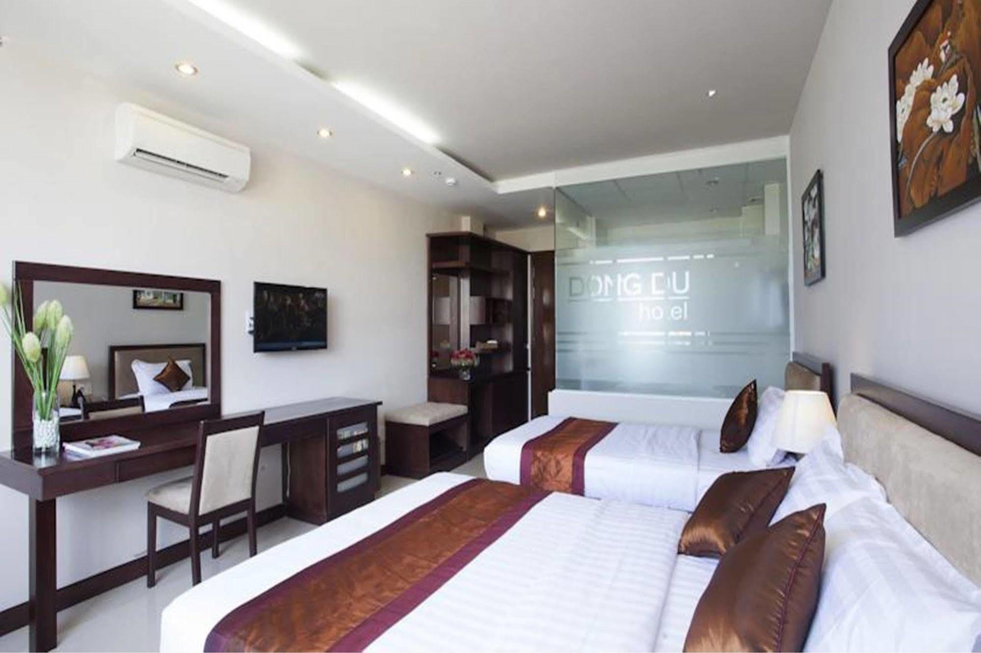 đông Du Khách sạn